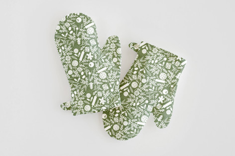 A Baker's Holiday Children's Oven Mitt Set